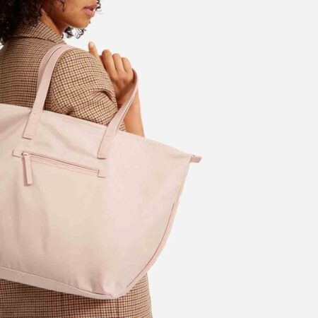woman traveltote a2